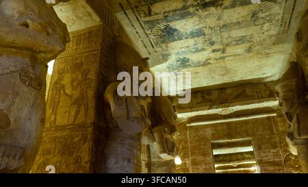 À l'intérieur du temple de Ramsès II à Abou Simbel, Égypte Banque D'Images