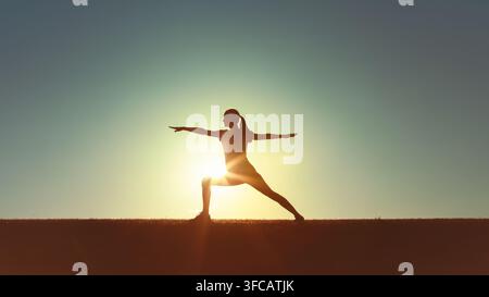 Femme faisant des étirements en plein air au coucher du soleil. Banque D'Images