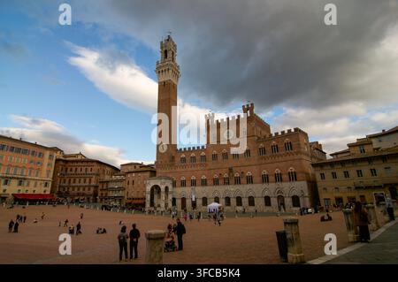 Sienne, Toscane, Italie - 8 octobre : Vue de la Piazza del Campo avec le Palazzo Pubblico et la Torre del Mangia sous un ciel dramatique. Concept pour l'UNESCO Banque D'Images