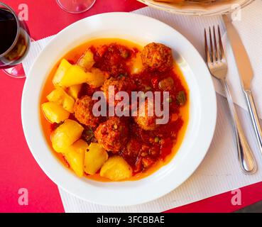 Appétissants Albondigas espagnols fumés, boulettes de viande cuites dans une sauce tomate avec des pommes de terre Banque D'Images