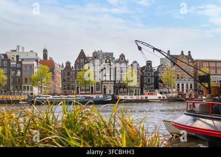 Canaux d'Amsterdam, observant les bateaux et admirant l'architecture unique des bâtiments le long de l'eau. Banque D'Images