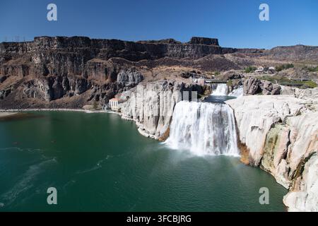 Vue aérienne des chutes de Shoshone dévalant sur des falaises de basalte escarpées dans la rivière Snake sous un ciel bleu clair dans le comté de Jerome, Idaho, États-Unis. Banque D'Images