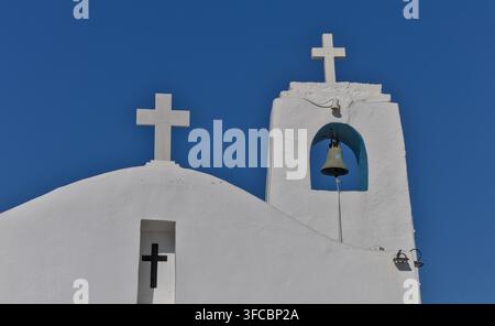 Beffroi et croix de la chapelle orthodoxe grecque d'Agios Nikolaos à Rafina, Attique orientale, Grèce. Banque D'Images