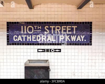 New York, NY – États-Unis – 23 août 2026 Une enseigne en carrelage mosaïque sur un mur de carreaux blancs dans une station de métro de New York indique «110TH STREET CATHEDRAL P'KWAY». Banque D'Images