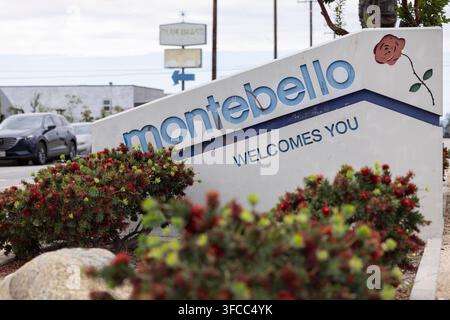 Montebello, Californie, États-Unis - 12 avril 2026 : Un panneau en béton accueille les automobilistes dans la ville de Montebello. Banque D'Images