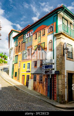 Amarante, Vallée du Douro, Portugal Des bâtiments vibrants et colorés bordent une rue pavée. Les toits aux tuiles rouges contrastent avec les façades lumineuses. Volets en bois Banque D'Images