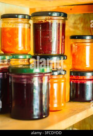 Ancien placard rempli de pots de confiture et de marmelade, vertical Banque D'Images