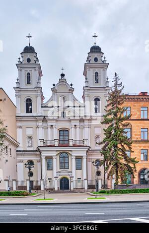 Belle façade baroque vilnienne de la cathédrale catholique du Saint-Nom de Marie au centre de Minsk. Monument sacré historique, foi et architecture Banque D'Images
