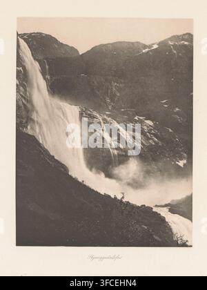 Vue du Ringedalsfossen, Skjaeggedalsfos, page, impression photomécanique, numéro : "20", photographe : Paul Lange, Hordaland, fabricant de cliché : Richard Paulussen, Vienne, c. 1888 - avant 1893, Basse-Autriche, papier, collotypie, impression photographique, hauteur 198 mm x largeur 117 mm, cascade. Une grande cascade dévale une falaise rocheuse abrupte, l'eau s'écoulant en plusieurs filets sur une roche sombre et texturée et créant de la brume à sa base ; des pentes montagneuses déchiquetées s'élèvent en arrière-plan avec des plaques de roche plus claires et de petites zones de neige, et une pente avant-plan plus sombre couverte de végétation descend vers un Banque D'Images