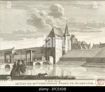 Vue de la Nieuwe Poort à Oudewater, La Nouvelle Porte ou Porte d'Utrecht à Oudewater, gravure, graveur : François van Bleyswijck, Leiden, d'après un dessin de Hendrik de Winter, éditeur : Reinier Boitet, 1681 - 1746, papier, gravure à l'eau-forte, hauteur 161 mm x largeur 198 mm, porte de ville, Oudewater, Nieuwe Poort. Un dessin à l'encre détaillé montre une scène riveraine avec un groupe de trois personnes debout sur la rive proche, vêtues de longs manteaux et de chapeaux, et un chien marchant le long du bord de l'eau. De l'autre côté de l'eau, un pont avec des ouvertures en arc mène à un bâtiment de porte fortifiée avec un toit pentu en tuiles et une haute tour pointue, Banque D'Images