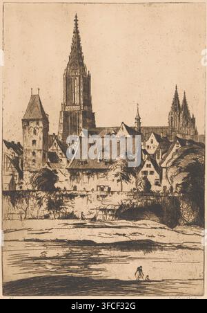 Ulm (titre original sur l'objet), impression, une muraille de ville le long de la rive du Danube à Ulm. Immédiatement derrière, la Metzgerturm, une porte de ville. En arrière-plan, le Münster d'Ulm., graveur : Willem Adrianus Grondhout (signé par l'artiste), 1888 - 1931, papier, eau-forte, technique d'impression en taille-douce, hauteur 418 mm x largeur 290 mm, fleuve, église (extérieur), remparts, Danube, Bade-Wurtemberg., Une gravure sépia représentant un paysage urbain avec une ligne d'horizon de flèches gothiques imposantes et de toits fortement inclinés s'élevant au-dessus d'un groupe de petites maisons et bâtiments ; la flèche la plus haute est placée au centre avec Banque D'Images