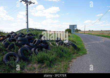 Site d'élimination illégale de pneus de voiture d'occasion près d'une route de campagne, Tchéquie Banque D'Images