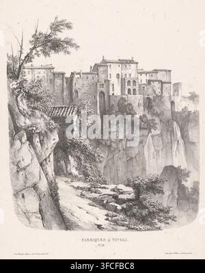 Fabriques à Tivoli. No. 12, Vue de Tivoli avec les cascades, estampe, tampon de vérification : 'LH', graveur : Jules Coignet, imprimeur (personne) : François Jean Villain, Paris, éditeur : Jean Nicolas Moyon, 1828, imprimeur (personne), papier, lithographie, hauteur 602 mm x largeur 427 mm, perspective du village, silhouette du village, cascade, falaise intérieure, Tivoli., Un dessin détaillé au crayon ou à l'encre montre un chemin escarpé le long d'une falaise menant à une corniche, bordé de parois rocheuses texturées et de plaques de végétation basse. Une petite structure au toit de tuiles se trouve au bord de la falaise près d'un groupe de plantes feuillues et a Banque D'Images