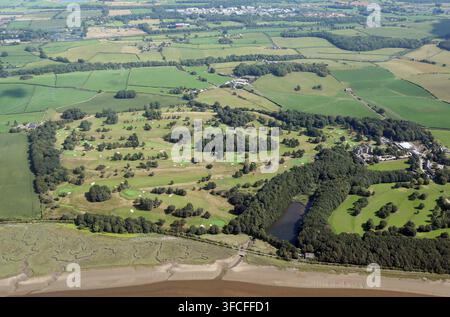 Vue aérienne du club de golf de Lancaster. Cette vue est prise depuis l'ouest, à la River Lune, en direction de l'est vers l'Université de Lancaster au loin. Banque D'Images