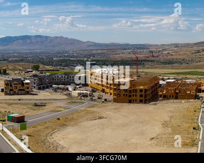 Vue aérienne d'un projet de construction résidentielle sur les Silicon Slopes avec charpente en bois, grues et paysage désertique environnant à Lehi, Utah, États-Unis Banque D'Images