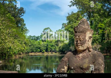 Statue de Deva à la porte ouest du temple de Preah Khan à Angkor, Siem Reap, Cambodge Banque D'Images