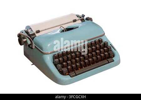 Machine à écrire vintage avec caractères cyrilliques isolés sur fond blanc, mettant en valeur un design classique bien utilisé, corps bleu clair, touches marron foncé Banque D'Images