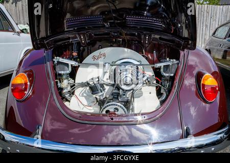 Moteur impeccable et chromé dans une Coccinelle Volkswagen (Volkswagen Type 1) appelée Ruby exposée au Classic Car and Bike Show à Warrington. Banque D'Images
