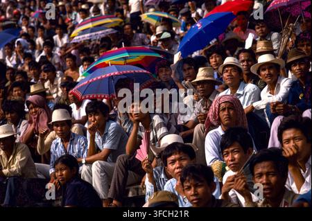 Des gens regardant un match de football à Phnom Penh, Cambodge, 1987. Banque D'Images