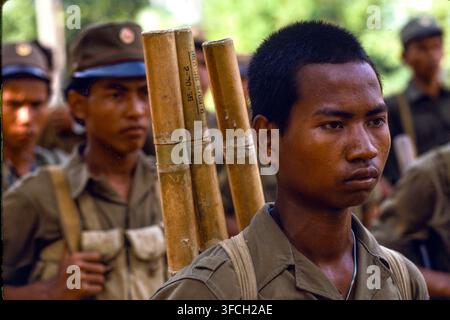 Cambodge : des soldats du gouvernement forment des milices locales pour le district de Dang Kaw, à la périphérie de Phnom Penh. Alors que les troupes vietnamiennes se retirent, de plus en plus de milices sont formées comme force de défense locale. Banque D'Images