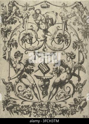 En bas, deux femmes ailées sont assises sur une double volute, Décorations plates : grotesques avec des figures fantastiques, des animaux, des mascarons et des guirlandes, impression, impression ornementale, D'une série de 6 feuilles., éditeur : anonyme, France (peut-être), 1535 - 1598, René Boyvin, Marc Duval, d'après un dessin de, papier, gravure, hauteur 180 mm x largeur 140 mm., Un panneau ornemental gravé noir et blanc orné de figures féminines ailées symétriques assises dos à dos, chacune tenant un bâton et entourée de guirlandes florales et de grappes de fruits. Au-dessus d'elles, une figure masculine centrale musclée et barbusse est accroupie à l'intérieur Banque D'Images