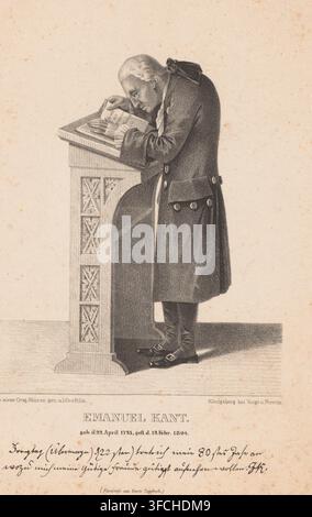 Portrait d'Immanuel Kant, Emanuel Kant, estampe, Portrait du philosophe allemand Immanuel Kant debout derrière un bureau, lisant un livre. Sous le portrait, un fragment de son journal., graveur : Friedrich Bils, éditeur : Voigt & Fernitz, Königsberg, 1811 - 1853, Prusse, papier, lithographie, hauteur 265 mm x largeur 172 mm, Person, Immanuel Kant., Une gravure monochrome représente un homme âgé penché sur un haut lutrin, ses mains reposant sur un livre ouvert alors qu'il examine attentivement les pages. Il porte un long manteau à boutons décoratifs et un gilet, des culottes et des chaussures à boucles, et ses cheveux sont Banque D'Images