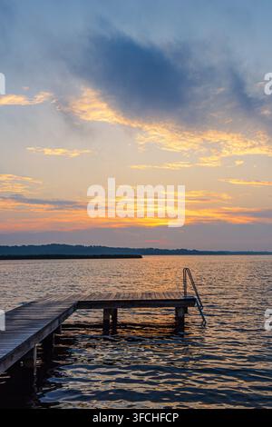 Lever de soleil avec jetée au lac Schaalsee à Seedorf, Allemagne. Banque D'Images