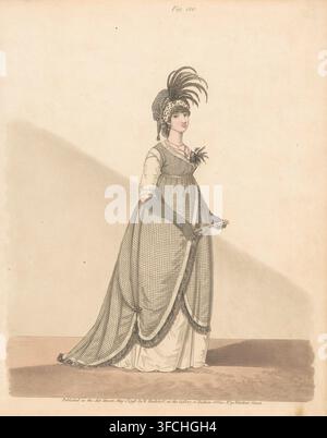 Galerie de la Mode, Fig. 180, estampe de mode, Femme debout en robe à carreaux avec un éventail., Londres, éditeur : Nicolaus Heideloff, 1798-05-01, graveur, peinture (revêtement), encre, matériaux par fonction, papier, encre d'impression, aquarelle (peinture), gravure, aquatinte, coloration manuelle, gravure et aquatinte, coloré à la main, hauteur 281 mm x largeur 222 mm, planches de mode., Une illustration en plein corps d'une femme debout et légèrement tournée sur le côté, portant une longue veste à motifs drapée sur une robe plus claire, la couche extérieure est plissée et ornée de franges et nouée avec de petits nœuds, les manches de Banque D'Images