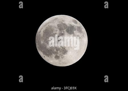 Égypte, 27 août 2026. La pleine lune des Sturgeons contre un ciel nocturne noir, quelques heures avant l'éclipse lunaire partielle profonde du 28 août 2026. Banque D'Images