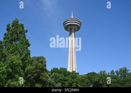 Niagara Falls, ON, Canada - 29 juin 2026 : La tour Skylon près des chutes du Niagara. Banque D'Images