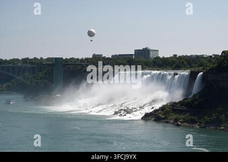 Niagara Falls, ON, Canada – 29 juin 2026 : Chutes américaines à la rivière Niagara, Niagara Falls. Banque D'Images