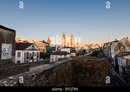 Vue panoramique grand angle depuis les anciennes murailles romaines de Lugo, Galice, Espagne. L'image capture les clochers historiques de la cathédrale au coucher du soleil sur le Banque D'Images