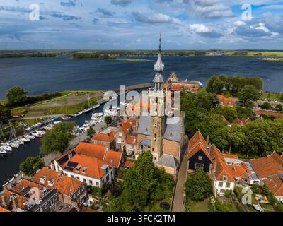 Photographie aérienne large en angle élevé capturant une perspective aérienne de l'historique Veere, Zélande, Pays-Bas. La photographie met en avant Banque D'Images