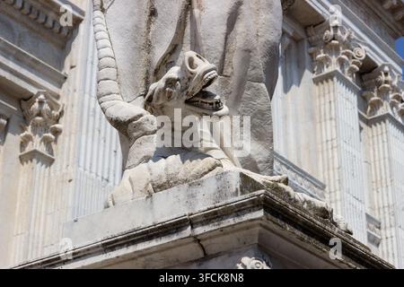 Détail d'une créature mythique sculptée à la base d'une sculpture en marbre sur la façade de la cathédrale de Sienne (Duomo di Siena) en Toscane, Italie Banque D'Images