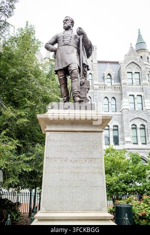 Inscription sur la statue de Stonewall Jackson à Richmond | RICHMOND, Va. — L'inscription sur le piédestal de la statue de Stonewall Jackson à Capitol Square indique « Offert par des messieurs anglais », dimanche 2 août 2026, quelques semaines avant le retrait du monument le 28 août 2026. Des abonnés britanniques ont levé des fonds à partir de Liverpool en 1863, et le sculpteur né à Dublin John Henry Foley a coulé la figure en bronze à Londres. La Virginie a dédié le monument le 26 octobre 1875, la première statue représentative confédérée érigée à Richmond. Banque D'Images
