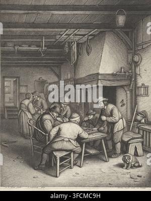 Intérieur paysan avec des joueurs de tric-trac, estampe, Paysans jouant au tric-trac ou au backgammon à une table près d'une cheminée. À droite au premier plan un chien. À l'arrière-plan un homme et une femme., graveur : Jonas Suyderhoef, d'après une peinture d'Adriaen van Ostade, éditeur : Nicolaes Visscher (I), c. 1623 - 1686, inconnu, concessionnaire de privilège, papier, gravure, hauteur 343 mm x largeur 280 mm, chien, pipe, tabac, backgammon, tric-trac, cheminée ouverte, foyer., Une scène intérieure détaillée en noir et blanc montre un groupe de personnes rassemblées autour d'une table jouant à un jeu de plateau dans une pièce rustique avec des poutres en bois Banque D'Images