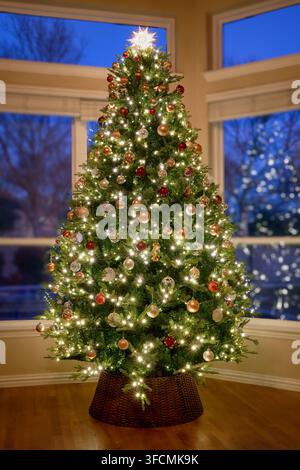 Beau sapin de Noël décoré et illuminé pour les fêtes Banque D'Images