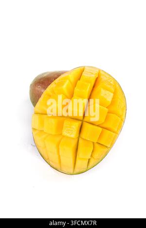 Demi-mangue coupée en dés avec peau isolée sur fond blanc. Banque D'Images