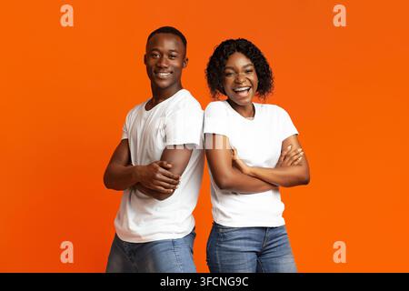 Homme et femme afro-américains prospères, debout dos à dos Banque D'Images