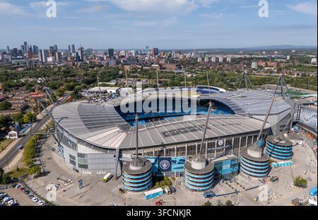 Stade Etihad, Manchester, Angleterre, vue aérienne du terrain domestique du Manchester City Football Club et du campus Etihad environnant. Banque D'Images