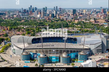 Stade Etihad, Manchester, Angleterre, vue aérienne du terrain domestique du Manchester City Football Club et du campus Etihad environnant. Banque D'Images