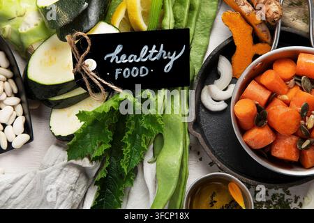 Arrangement coloré de légumes frais, fruits et champignons pour la cuisine sur un fond sombre. Vue de dessus. Banque D'Images
