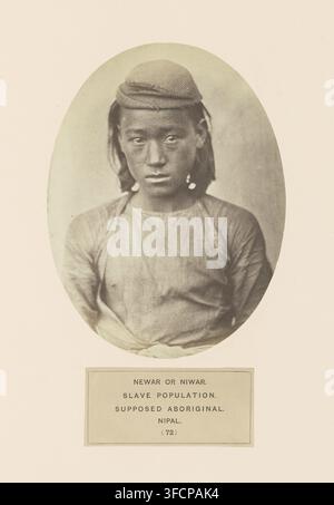 Portrait d'un homme inconnu de la communauté Newar du Népal, photographie, page, numéro : '(72)', inscription : 'NEWAR OU NIWAR., POPULATION ESCLAVE., SUPPOSÉ ABORIGÈNE., NÉPAL.', photographe : Benjamin Simpson (possiblement), Népal, vers 1858 - avant 1868, papier, impression à l'albumine, hauteur 160 mm x largeur 120 mm, esclavage, serfs et personnes esclaves, races humaines, peuples, nationalités., Une photographie ovale sépia montre une jeune personne de la poitrine vers le haut portant un vêtement à manches longues sobre et une petite casquette texturée ; la personne a des cheveux longs jusqu'aux épaules, une expression faciale neutre et de petits ronds Banque D'Images