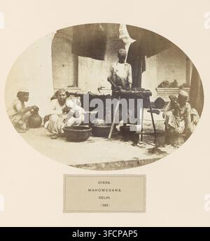 Quatre hommes teignant des textiles à l'extérieur à Delhi, Inde, photographie, page, inscription : 'DYERS., MAHOMEDANS., DELHI.', numéro : '(183)', photographe : Shepherd & Robertson (possiblement), Delhi, vers 1859 - avant 1869, papier, impression à l'albumine, hauteur 154 mm x largeur 208 mm, races humaines, peuples, nationalités, teinture de tissus., Une photographie circulaire sépia montre un groupe d'hommes assis et debout dans une cour avec des colonnes et des tissus drapés en arrière-plan ; plusieurs pots et bols en argile sont disposés au sol, un homme est assis en tailleur tenant un récipient, un autre est assis avec les mains près de son visage, a Banque D'Images