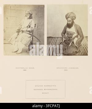 Portraits de Hyatoolla Khan et Shahzada Jumboor, deux hommes de la tribu Sadozai de Kohat, Khyber Pakhtunkhwa, Pakistan, photographie, page, À gauche : Hyatoolla Khan, à droite : Shahzada Jumboor., numéro : '(262), (263)', inscription : 'HYATOOLLA KHAN. SHAHZADA JUMBOOR., AFGHAN SUDDOZYES., SOONNEE MAHOMEDANS., KOHAT.', Kohat, vers 1862 - avant 1872, photographe, papier, impression à l’albumine, hauteur 333 mm x largeur 240 mm, couvre-chef : turban, races humaines, peuples, nationalités, bannissement, exil, armes de coup et de taille (avec NOM)., Deux photographies de portrait sépia sont affichées côte à côte sur un fond clair Banque D'Images