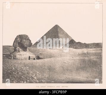 Vue de la pyramide de Khéops et du sphinx de Gizeh, La grande pyramide et le sphinx, page, impression photomécanique, Gizeh, clichémaker : anonyme, 1864 - 1869, photographe, Afrique du Nord, papier, hauteur 170 mm x largeur 210 mm, Impression sur la deuxième page non numérotée après la page 13, Pyramides égyptiennes (Merveille du monde), Sphinx de Gizeh, Pyramides de Gizeh., Une scène granuleuse en noir et blanc d'un paysage désertique montrant une grande statue de sphinx à gauche avec un visage humain usé et un corps brisé assis sur une base rocheuse, une pyramide à faces lisses s'élevant derrière et légèrement à droite du sphinx, des rochers bas Banque D'Images
