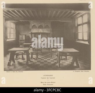 Vue d'une salle à manger pour sous-officiers dans une caserne à Oudenaarde, Belgique, Audenarde, impression photomécanique, Cette impression fait partie d'une couverture avec 89 impressions et 5 feuilles de texte., inscription : 'Caserne des Lanciers, Mess des sous-officiers, Salle Flamande', numéro : 'PLANCHE 76', photographe : Gustave Choppinet, Oudenaarde, fabricant de cliché : Aubry Fils, C., Bruxelles, c. 1893 - avant ou en 1898, papier, collotypie, photogravure, hauteur 156 mm x largeur 202 mm, salle à manger, mess, le soldat hors service., Une pièce intérieure sombre avec un sol en damier, des poutres en bois au plafond et du vitrail Banque D'Images