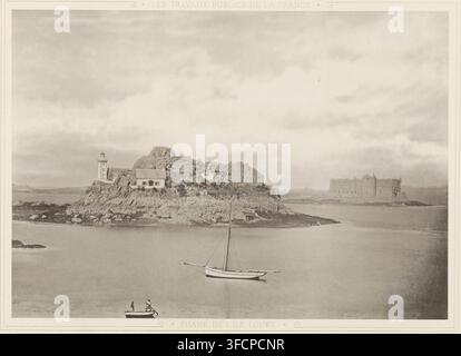 Vue du phare de l'Île Louët, Phare de l'Ile Louet, page, impression photomécanique, France, éditeur : J. Rothschild, Paris, c. 1873 - avant 1883, J. Rothschild, éditeur, papier, collotypie, impression photographique, hauteur 231 mm x largeur 328 mm, île, côte rocheuse, phare, bateau-phare., Un vaste paysage marin avec une île rocheuse près du centre gauche surmontée de rochers déchiquetés, un phare debout au bord de l'île et quelques petits bâtiments nichés parmi les rochers ; une eau calme entoure l'île et s'étend sur le premier plan et le côté droit de l'image, où une plus grande forteresse en pierre se trouve sur un Banque D'Images