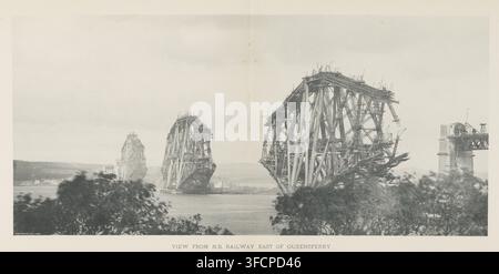 Vue depuis la voie ferrée nb à l'est de Queensferry, page, impression photomécanique, numéro : 'Plaque XXXI.', inscription : 'L'écoulement du temps depuis le, le pier en maçonnerie fait environ 240 pieds.', imprimeur (personne) : Photophane Company, Royaume-Uni, 1888-10, imprimeur (personne), papier, collotypie, impression légère, hauteur 640 mm x largeur 262 mm, chantier de construction, pont, matériaux de construction, Forth Bridge., Une scène large et en niveaux de gris montre de grandes structures de pont en acier s'élevant de l'eau, avec plusieurs trusses arquées massives et des échafaudages à différents stades d'assemblage s'étendant au milieu de l'image, une pierre haute Banque D'Images