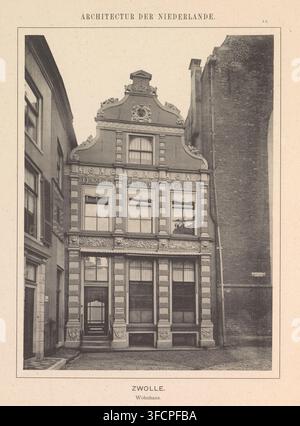Vue de la façade d'une maison dans la Sassenstraat à Zwolle, Zwolle. Maison d'habitation, Architecture des Pays-Bas, page, impression photomécanique, numéro : "12." Zwolle, éditeur : Librairie Baumgärtner, Leipzig, c. 1884 - avant 1894, Librairie Baumgärtner, Saxe, papier, collotypie, impression photographique, hauteur 253 mm x largeur 190 mm, habitat urbain, façade (de maison ou bâtiment). Une photographie en noir et blanc d'une façade étroite et ornée d'une maison en rangée entre deux bâtiments plus hauts, montrant un sommet en croupe décoratif avec des détails sculptés, une fenêtre en arc central près du toit et deux rangées de fenêtres rectangulaires Banque D'Images